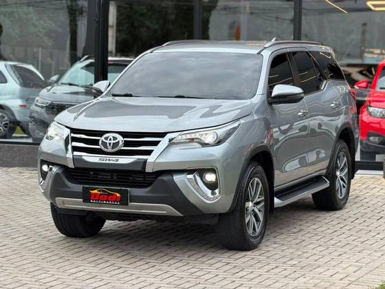 TOYOTA HILUX SW4 2.8 SRX 4X4 7 LUGARES 16V TURBO INTERCOOLER DIESEL 4P AUTOMÁTICO TOYOTA HILUX SW4 2.8 SRX 4X4 7 LUGARES 16V TURBO INTERCOOLER DIESEL 4P AUTOMÁTICO